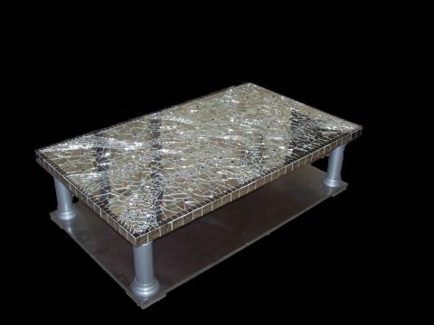 Table en miroirs cassés